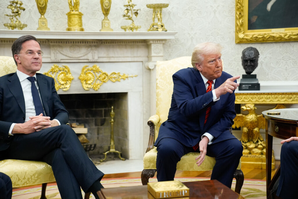 trump-se-declara-foarte-dezamagit-de-putin-si-ameninta-rusia-cu-taxe-vamale-de-100%