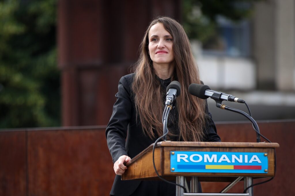 oana-toiu-a-participat-la-ceremonia-de-comemorare-a-victimelor-holocaustului-impotriva-romilor