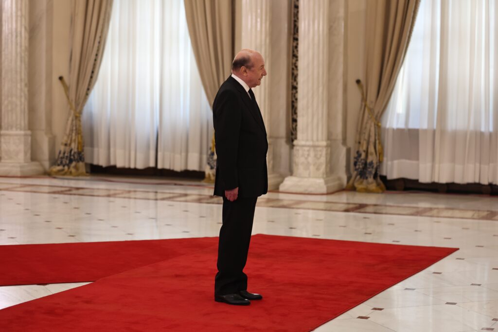 traian-basescu-ii-aduce-un-ultim-omagiu-fostului-presedinte-ion-iliescu
