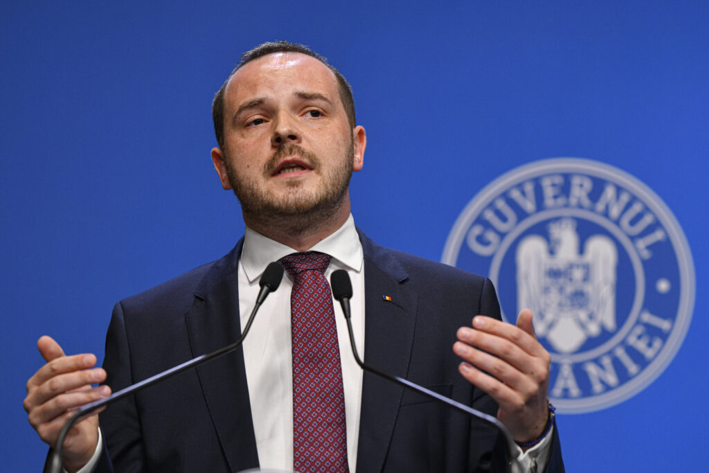 rogobete,-de-ziua-marinei:-un-far-care-ne-arata-drumul,-indiferent-cat-de-agitate-ar-fi-valurile