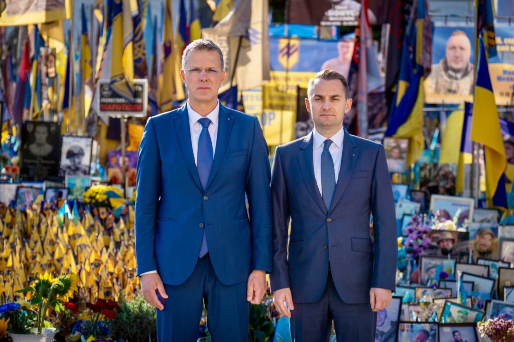 membri-ai-guvernului-romaniei,-alaturi-de-poporul-ucrainean-de-ziua-independentei-ucrainei