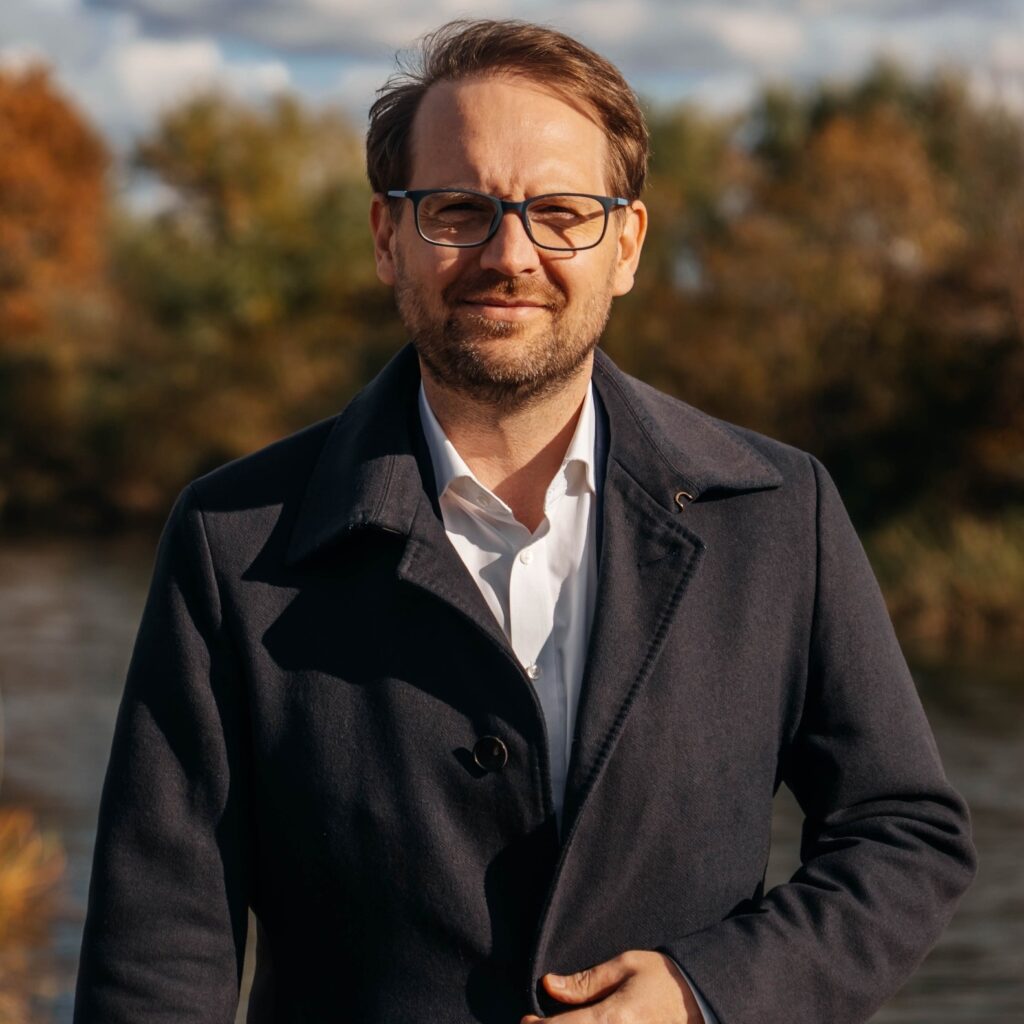 dominic-fritz-are-examen-pentru-a-obtine-cetatenia-romana:-nici-mama-nu-stie-in-ce-zi