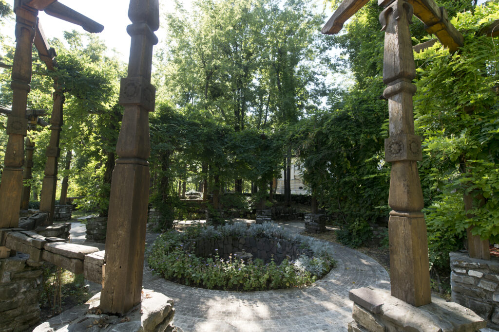 bolojan,-impresionat-de-gradinarii-de-la-cotroceni