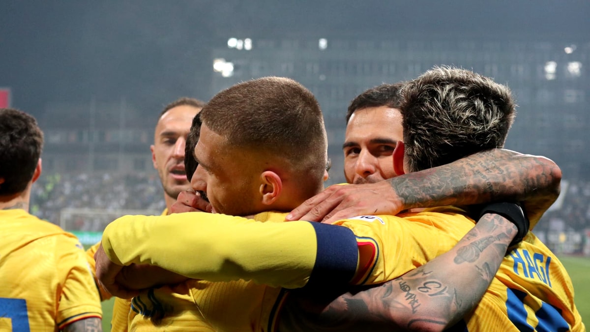 Daniel Bîrligea marchează spectaculos în Bosnia pentru România, lobând portarul advers cu eleganță (video)