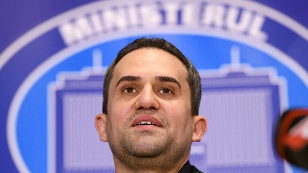 serban-in-fata-motiunii-aur:-romania-merge-inainte-pe-sine-moderne