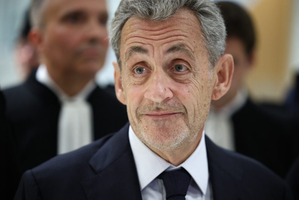 nicolas-sarkozy,-martiraj-in-papuci-de-pasla-/-nu-a-stat-nici-trei-saptamani-in-inchisoare,-dar-a-simtit-nevoia-sa-scrie-o-carte-de-memorii-despre-asta