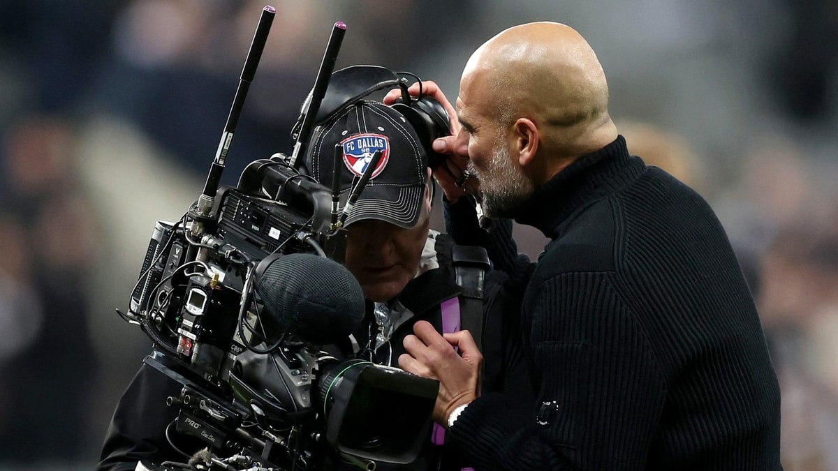 pep-guardiola-si-a-pierdut-mintile-dupa-newcastle-manchester-city-2-1.-gest-socant-facut-in-fata-unui-cameraman