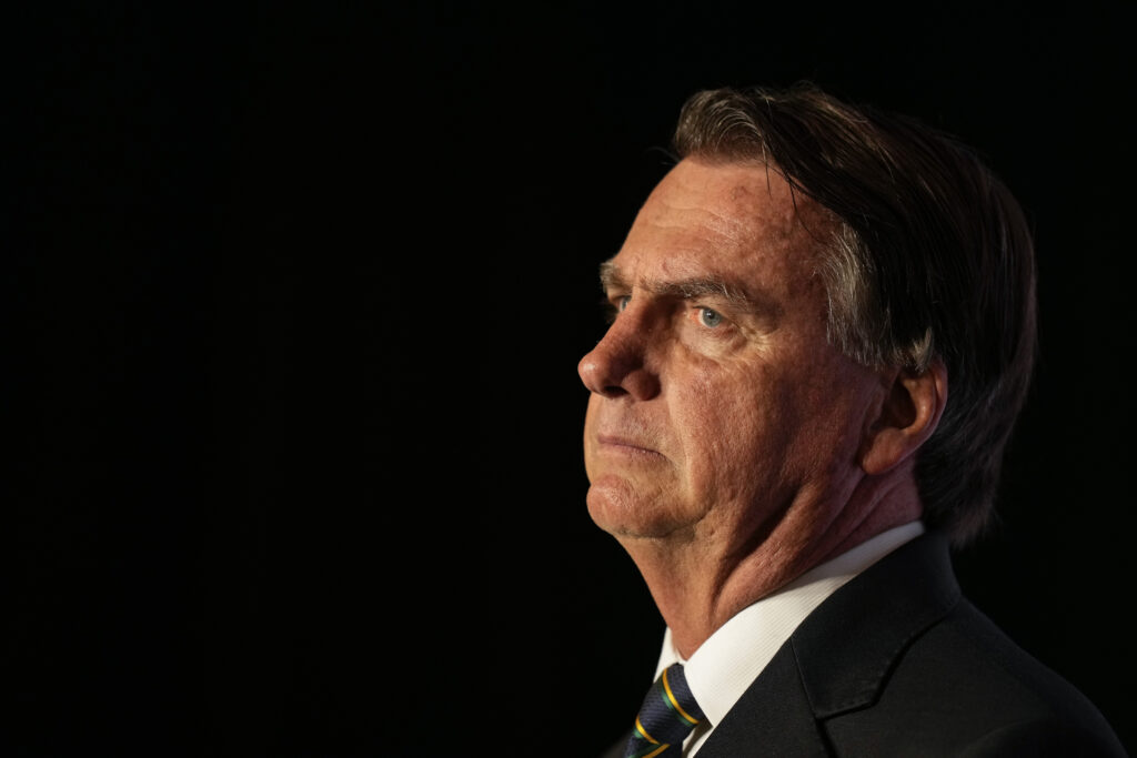 jair-bolsonaro,-fostul-presedinte-brazilian,-si-a-ars-bratara-electronica-cu-un-aparat-de-sudura