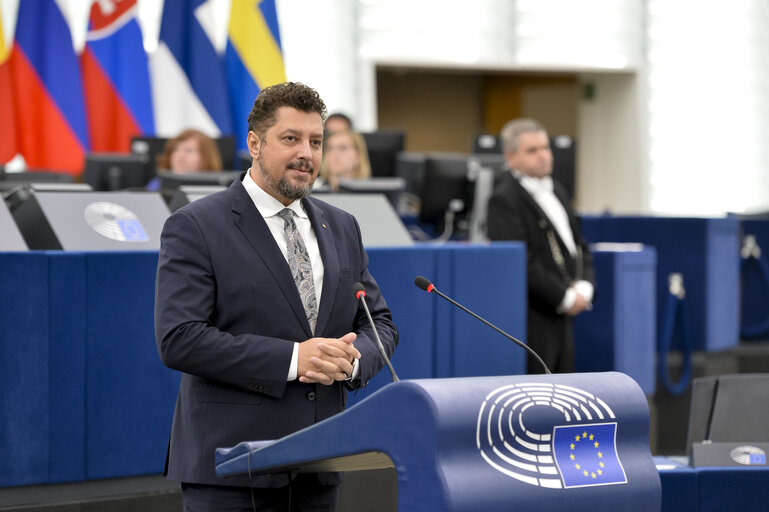 europarlamentarul-claudiu-tarziu:-un-premier-care-nu-are-habar-despre-biografiile-ministrilor-cu-care-lucreaza-este-doar-o-marioneta-manuita