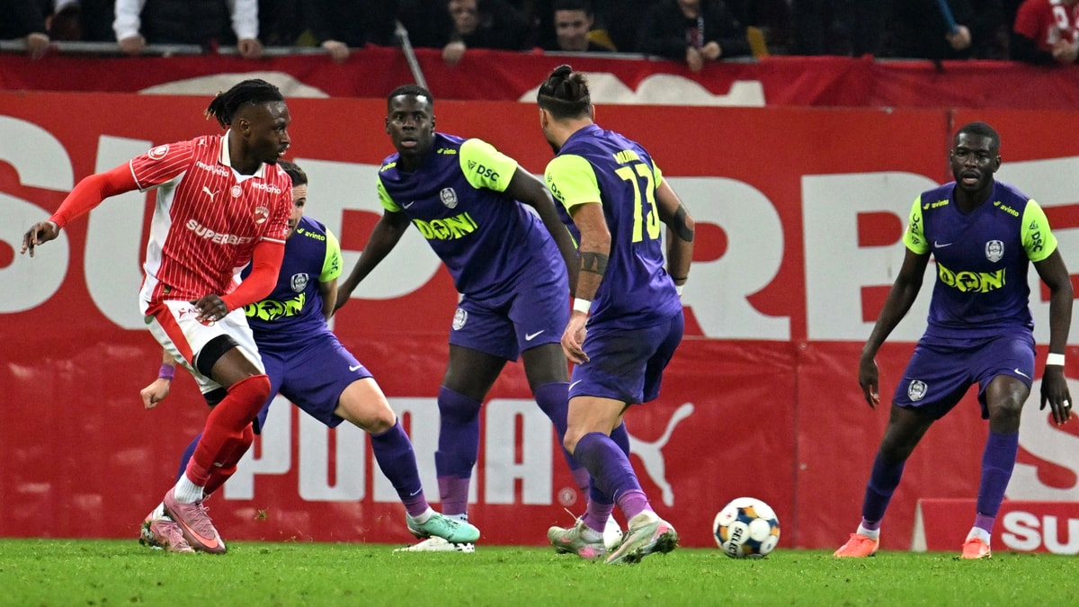 vedeta-kurt-zouma-a-produs-un-scandal-urias-in-vestiarul-lui-cfr-cluj:-uite-l-pe-asta-care-intra-sa-ne-manance-meciul.-exclusiv