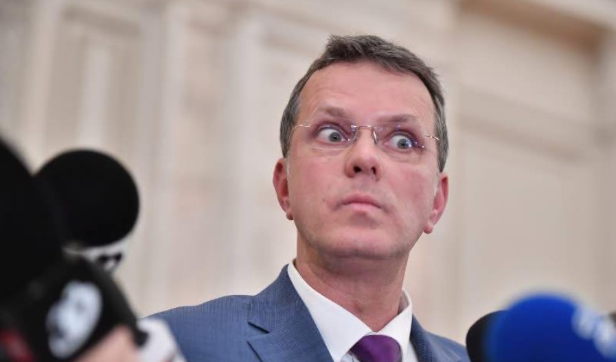 jurnalistul-robert-turcescu-atrage-atentia-asupra-unor-nereguli-suspecte-legate-de-diploma-lui-mosteanu:-sper-ca-institutiile-statului-sa-se-autosesizeze