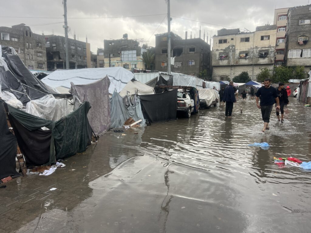 gaza-sub-bombardamente-si-inundatii:-o-pace-care-arata-ca-un-nou-razboi