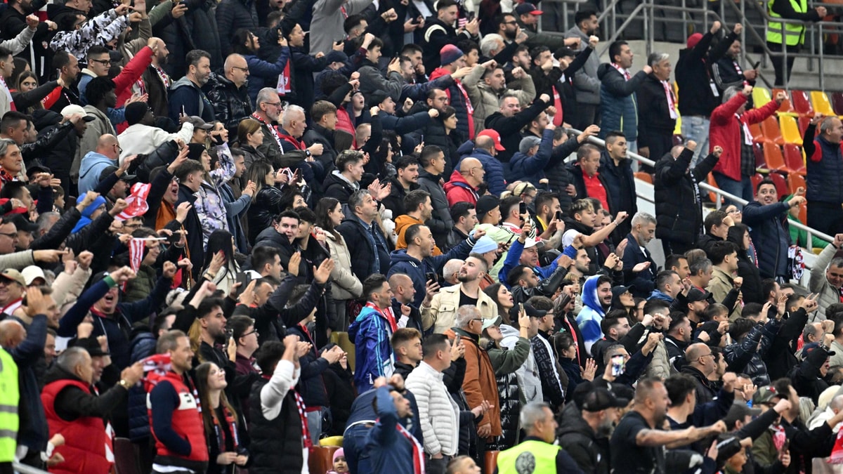 nu-s-a-vazut-la-tv!-bannerul-care-a-declansat-un-conflict-major-intre-fanii-lui-dinamo-la-meciul-cu-otelul.-foto