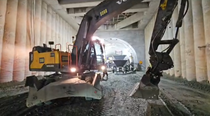 video-autostrada-a1-sibiu-pitesti:-a-fost-finalizata-asfaltarea-in-galeria-alina-a-primului-tunel