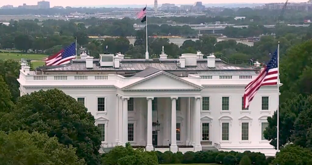 trump-invita-la-casa-alba-familiile-celor-doi-membri-ai-garzii-nationale-impuscati-in-washington-d.c