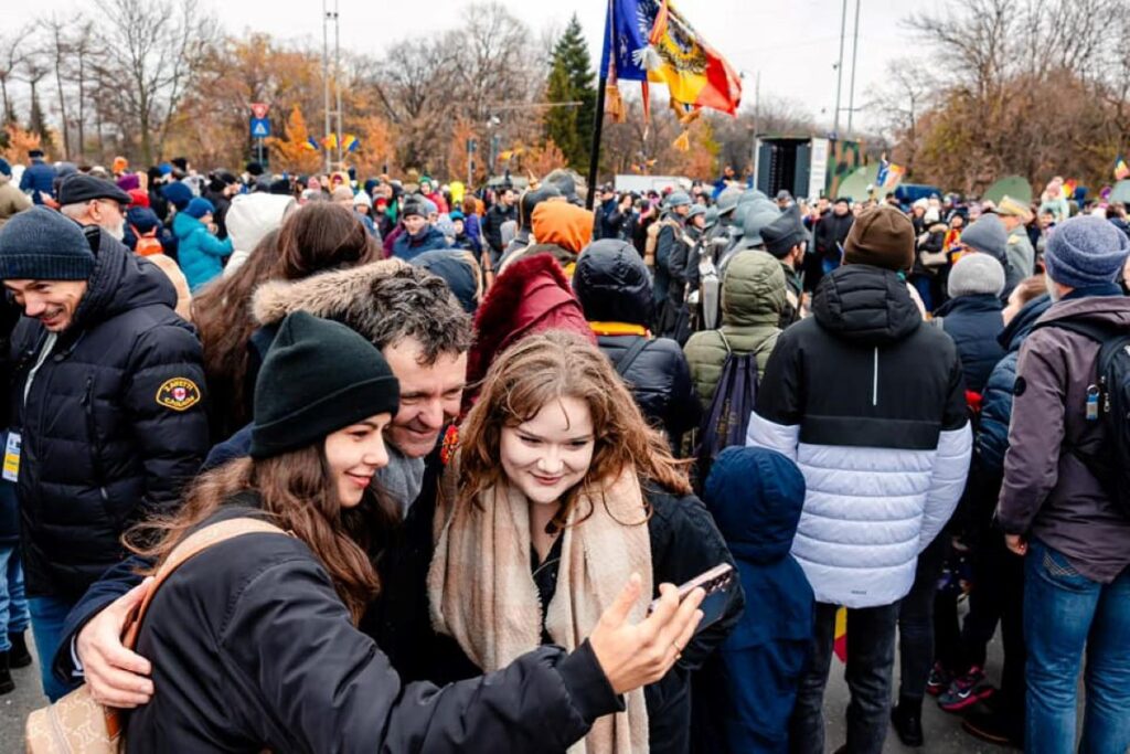 nicusor-dan,-baie-in-multime-de-1-decembrie!-s-a-fotografiat-cu-sute-de-romani