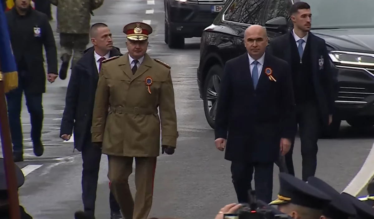 huiduieli-furibunde-pentru-ilie-bolojan-la-alba-iulia-de-1-decembrie!-publicul-furios-a-scandat-„demisia!”