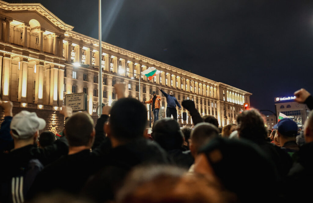 proteste-masive-in-bulgaria!-zeci-de-mii-de-cetateni-au-iesit-in-strada-in-sofia,-dar-si-alte-13-orase-/-presedintele-rumen-radev-solicita-demisia-guvernului
