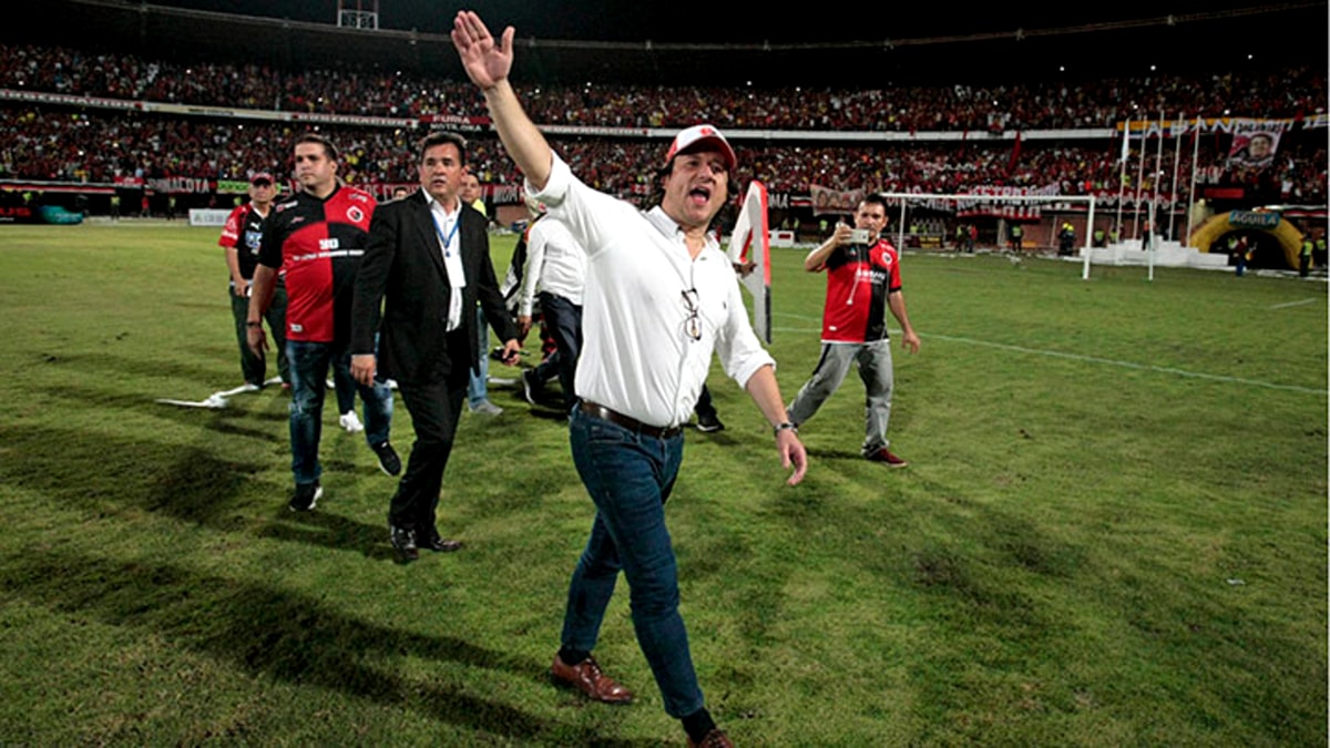 scene-incredibile-dupa-promovarea-in-prima-liga!-actionarul-majoritar-a-intrat-pe-gazon-sa-se-bucure,-dar-a-fost-alergat-si-batut-de-fani.-video