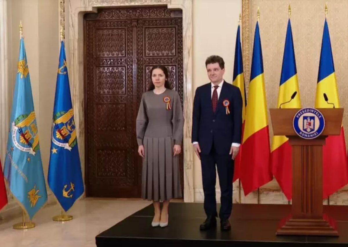 laura-cosoi,-criticata-pentru-rochia-purtata-la-receptia-de-la-cotroceni.-cat-costa-tinuta-in-care-s-a-fotografiat-cu-presedintele