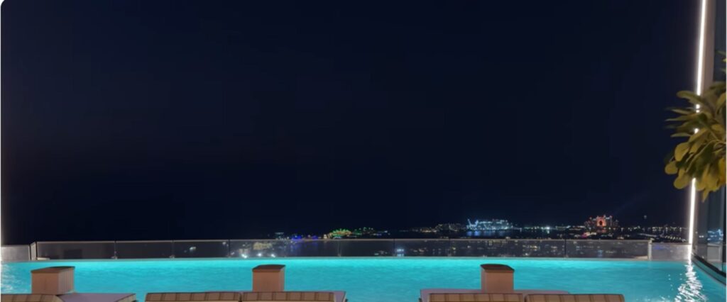 s-a-deschis-cel-mai-inalt-hotel-din-lume.-recordul-a-fost-neplanicat