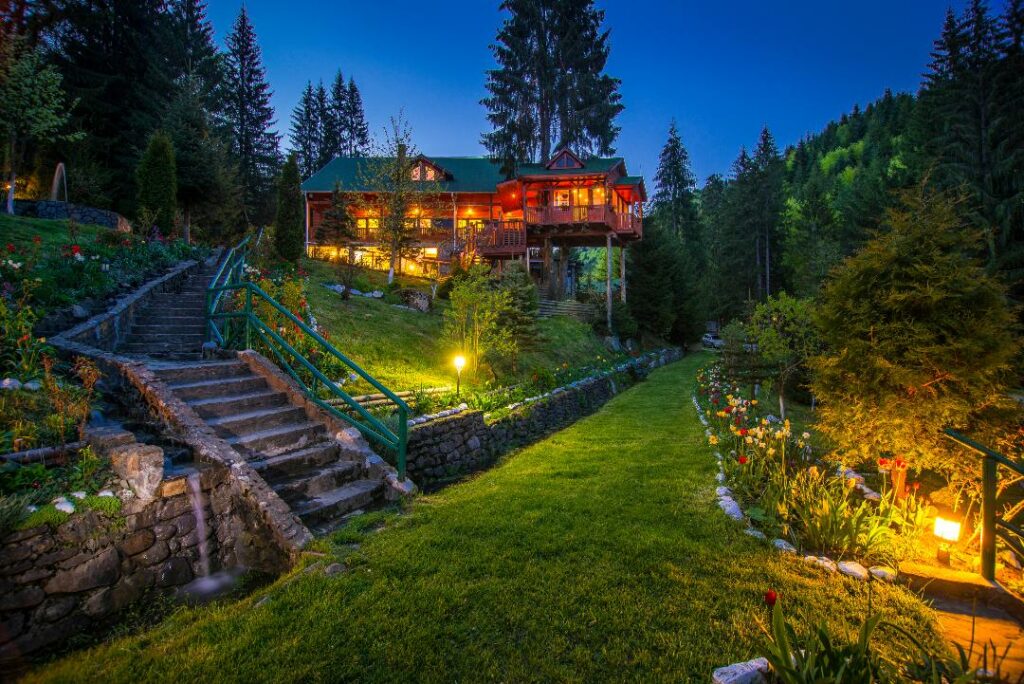 Vânzare la licitație pentru aproape un milion de euro a unui fost pavilion de vânătoare al lui Ceaușescu, cu teren de tenis și heliport