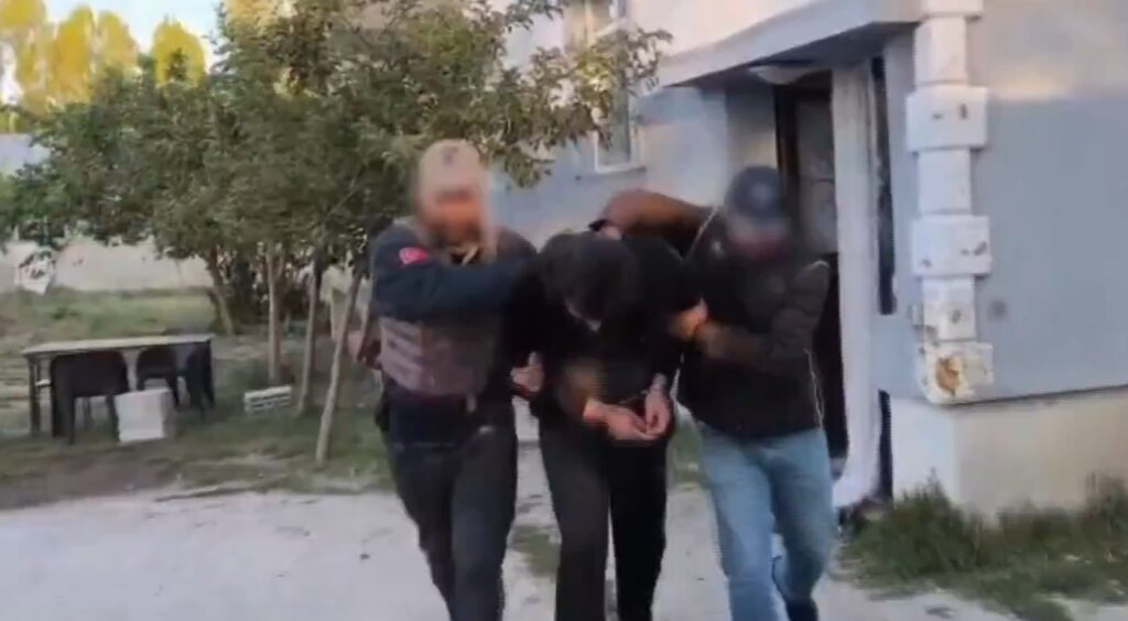 Franța și Elveția au destructurat o rețea specializată în furturi de vehicule de lux și spargeri la magazine de arme