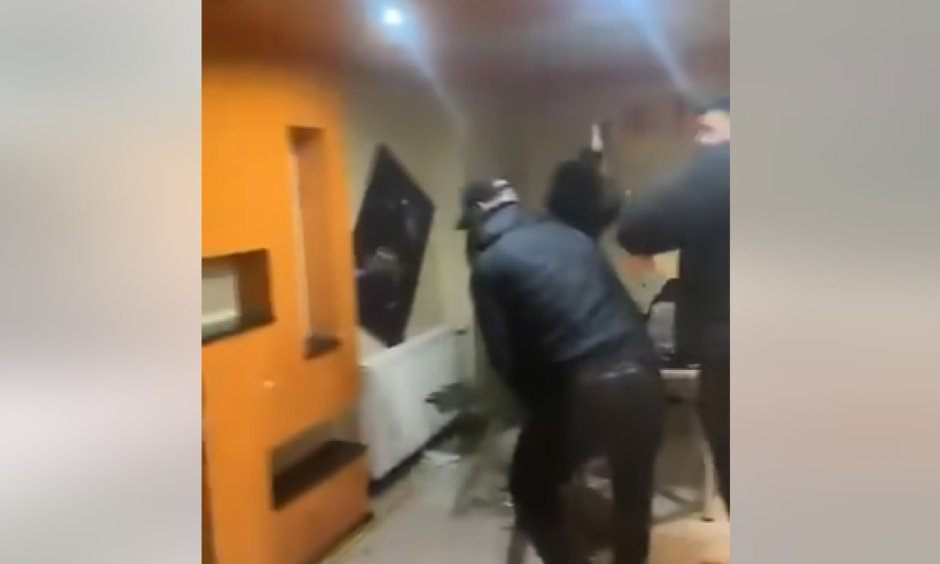 Imagini scandaloase: fanii Feyenoord distrug un apartament din București după meciul cu FCSB