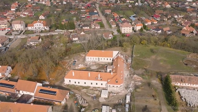 prietenul-regelui-charles-deschide-anul-viitor-castelul-kalnoky-din-valea-crisului,-renovat-cu-bani-prin-pnrr-video