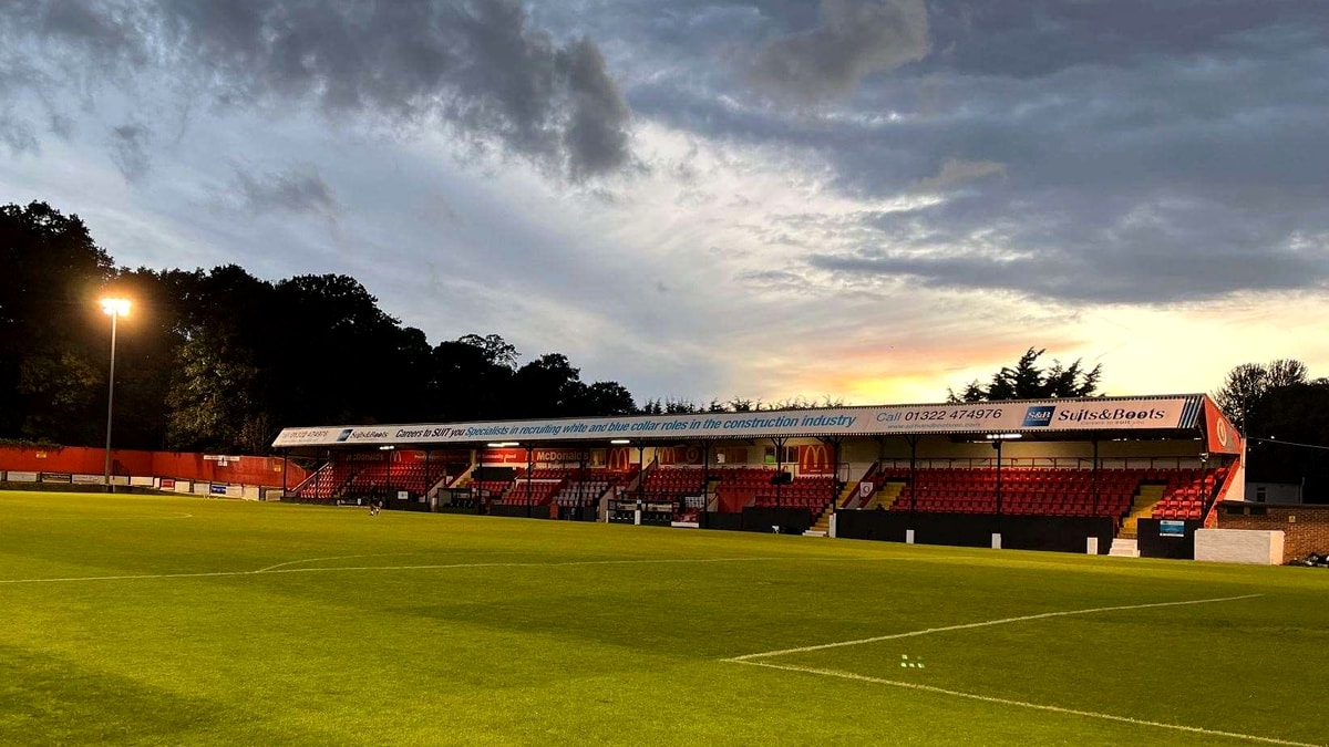 haos-total!-un-suporter-a-fost-arestat-si-meciul-amanat-dupa-ce-antrenorul-a-fost-ranit-intr-o-bataie-generala