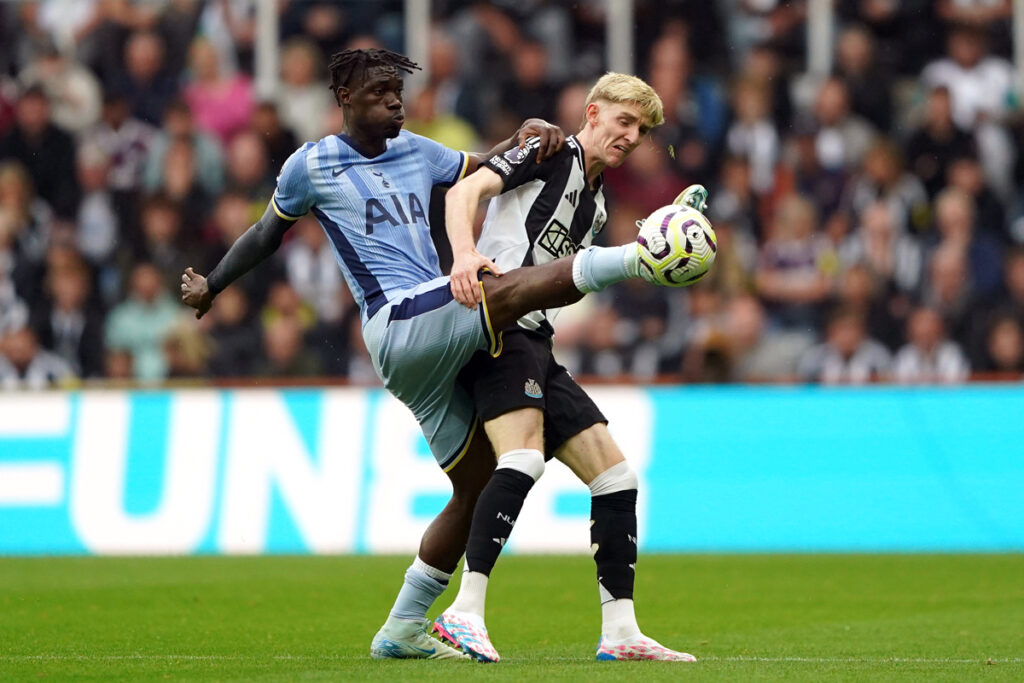 Yves Bissouma de la Tottenham își cere scuze după ce a fost surprins inhalând gaz ilariant