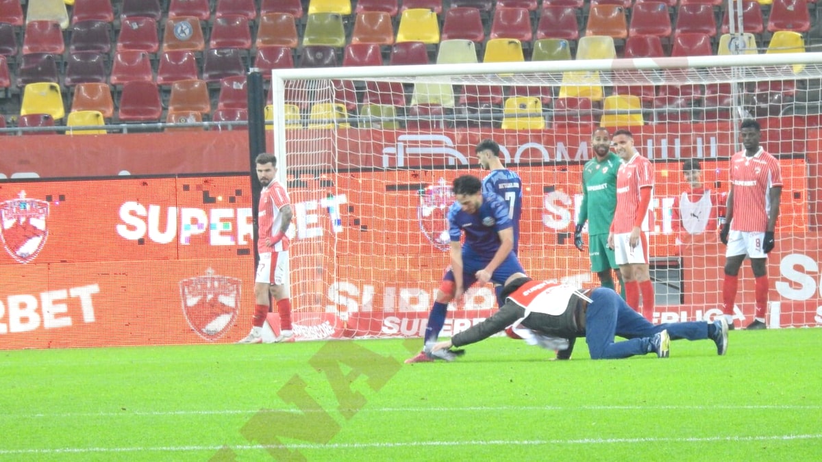 Dinamo vs Metaloglobus, perturbare cu intrus pe teren și incidente pentru steward, fotografie