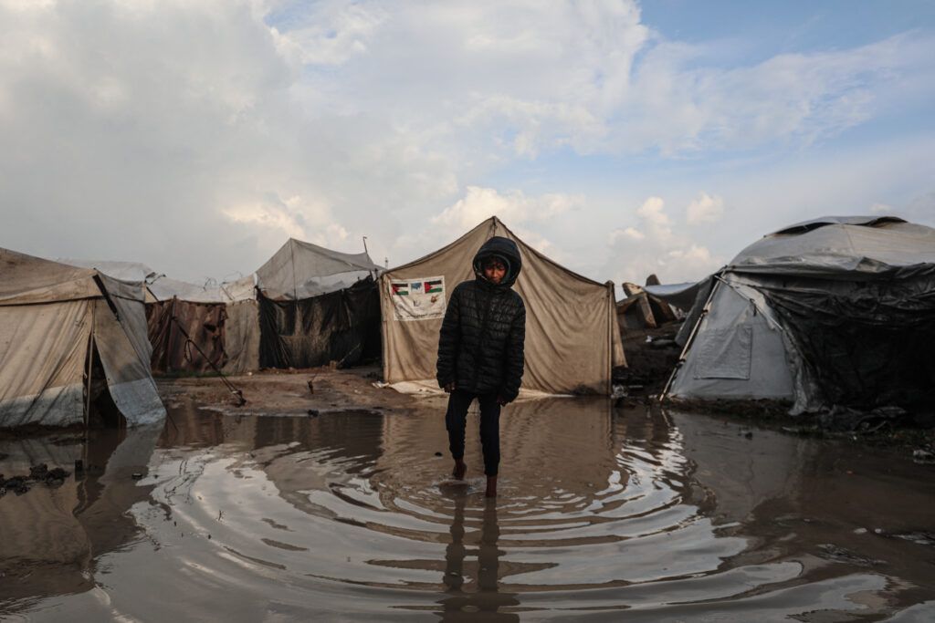 gaza-sub-apa-si-frig:-copiii-mor-in-adaposturi-improvizate