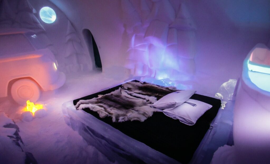ai-dormi-intr-un-pat-din-gheata?-unde-sunt-hotelurile-de-iarna-care-se-topesc-in-fiecare-primavara