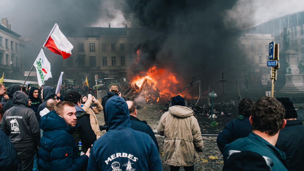 aproximativ-100-de-fermieri-romani-se-numara-printre-protestatarii-care-se-afla-la-bruxelles.-bolojan-nu-agreeaza-agricultura