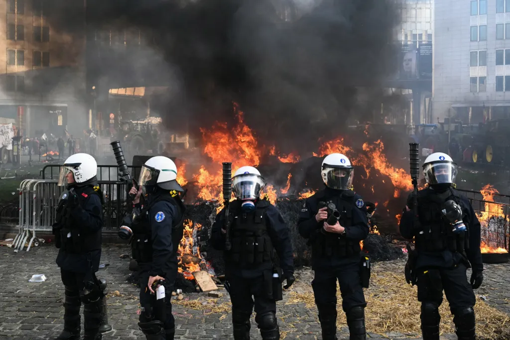 revolta-fara-precedent-la-bruxelles!-fermierii-au-asediat-parlamentul-european