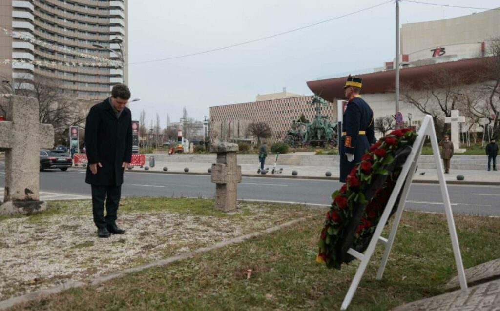 nicusor-dan-a-depus-o-coroana-de-flori-pentru-eroii-revolutiei-din-1989.-mesajul-presedintelui