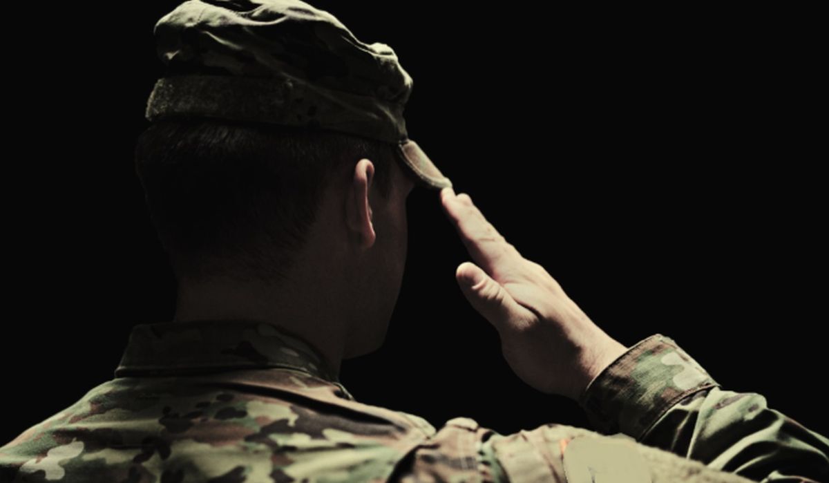 Tânăr militar de 23 de ani găsit mort în unitate, posibil sinucidere cu pistolul din dotare