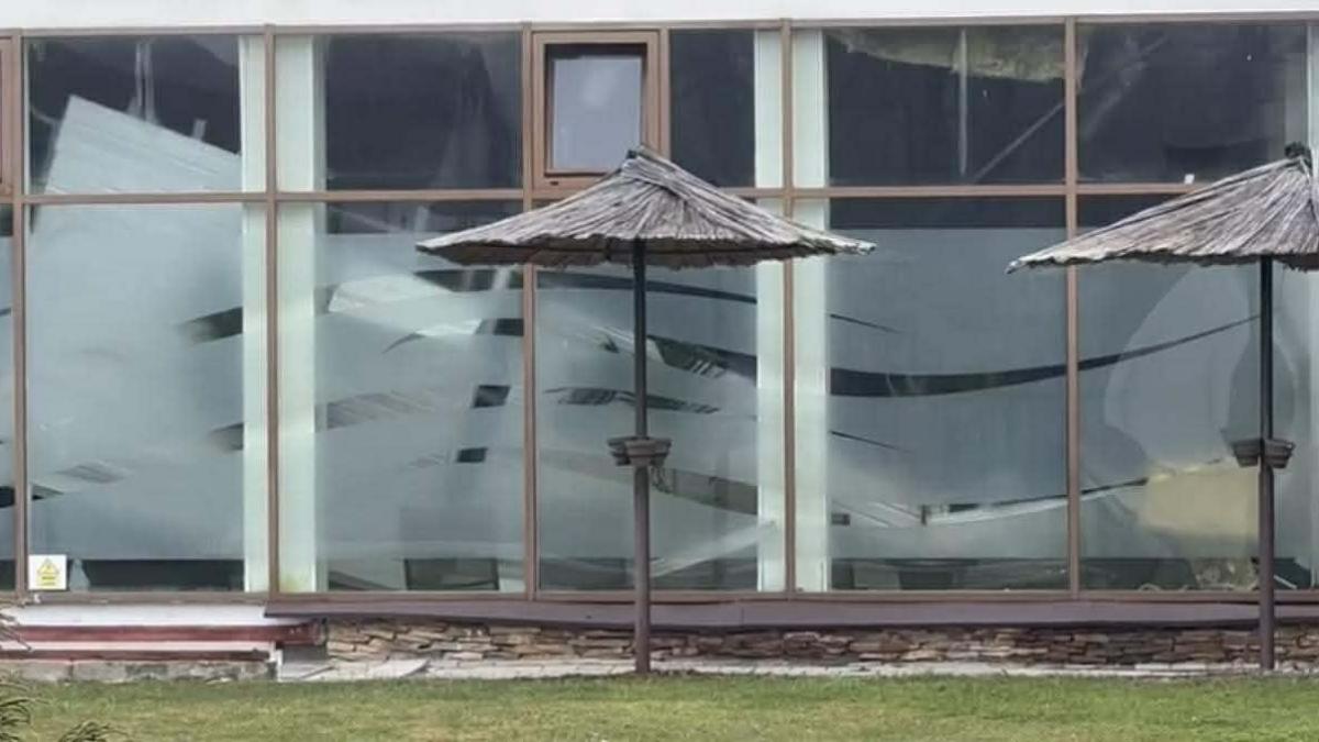 Tavanul piscinei de la Hotelul Hilton din Sibiu a căzut, opt persoane, inclusiv trei copii, fiind salvate de echipele de intervenție