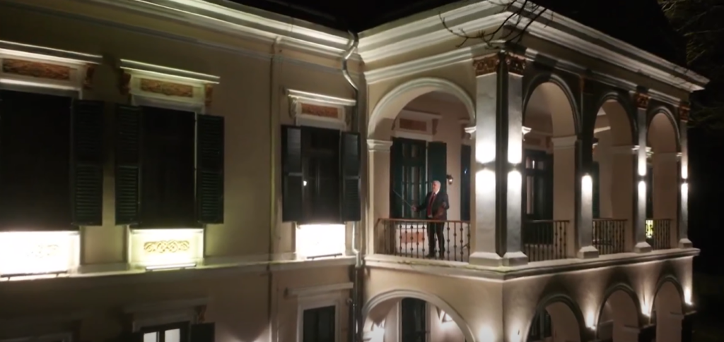 moment-inedit.-primarul-din-sangeorgiu-de-mures-a-compus-un-colind-bilingv-de-craciun-/-momentul-interpretarii,-din-balconul-castelului-mariaffi-|-video