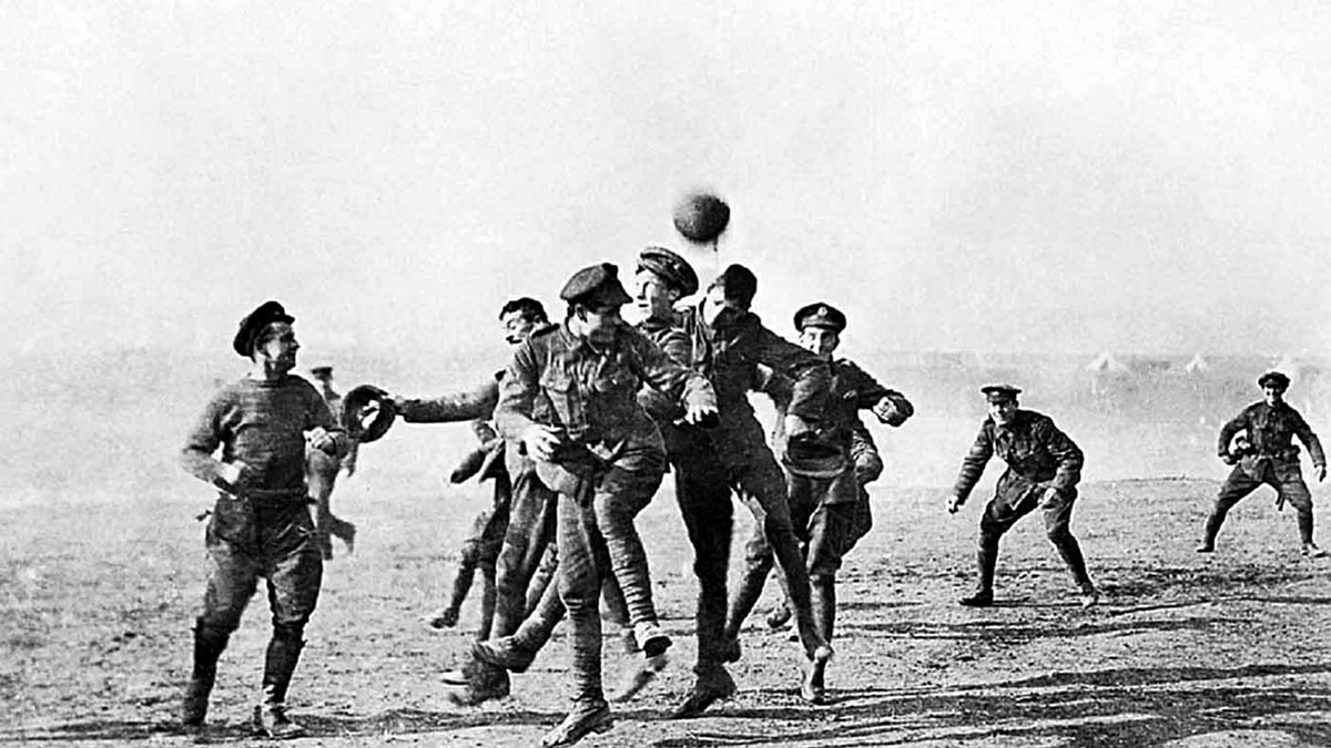 miracol-de-craciun!-soldatii-din-primul-razboi-mondial-au-lasat-armele-pentru-mingea-de-fotbal