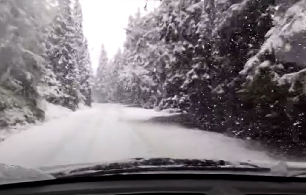 Crăciun de poveste sau periculos? Ninsorile provoacă probleme șoferilor și salvamontiștilor