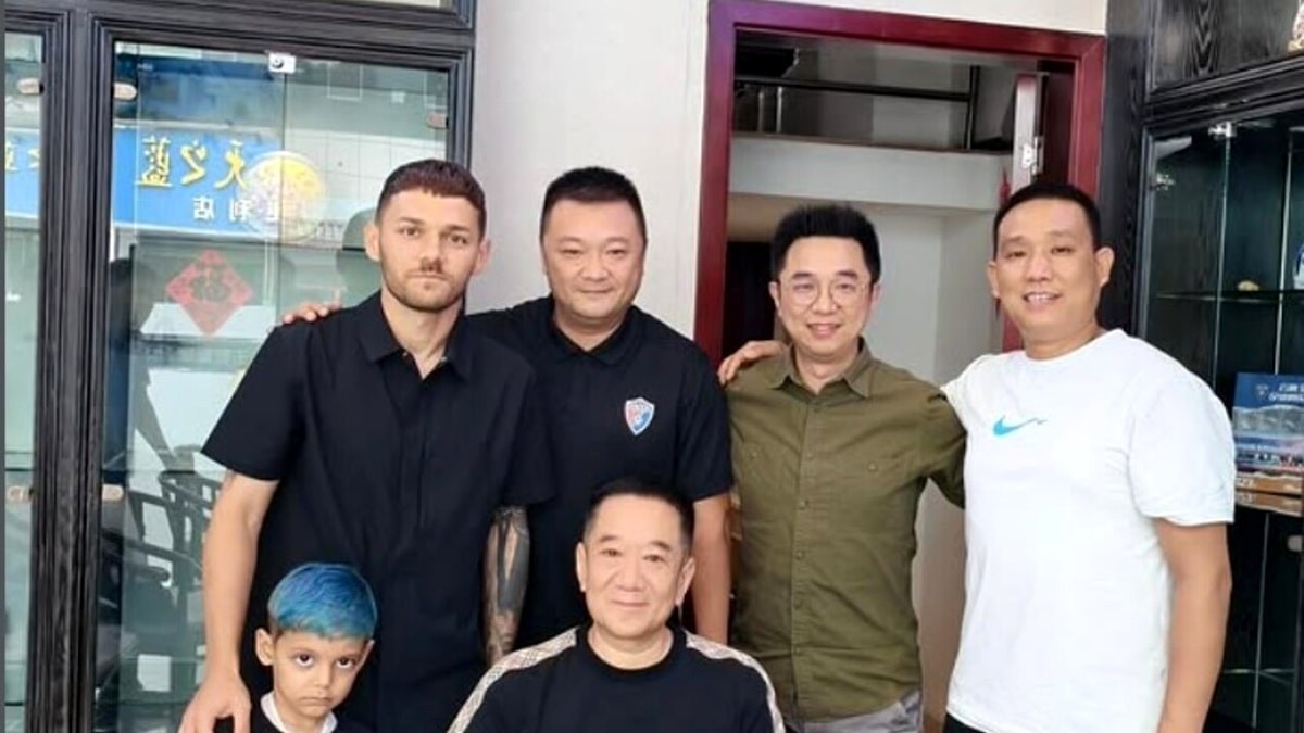 fotbalistul-roman-adorat-de-chinezi!-gestul-uluitor-al-asiaticilor-pentru-a-si-arata-aprecierea.-foto