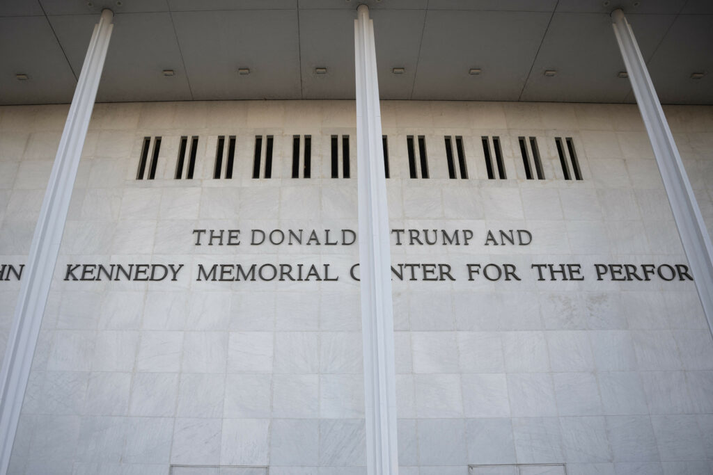 spectacole-anulate-dupa-ce-trump-si-a-adaugat-numele-la-centrul-kennedy