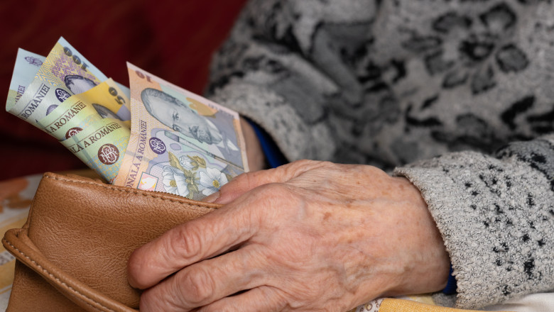 pensionarii-primesc-banii-mai-tarziu-in-ianuarie.-explicatiile-postei-romane-pentru-decalajul-din-acest-an