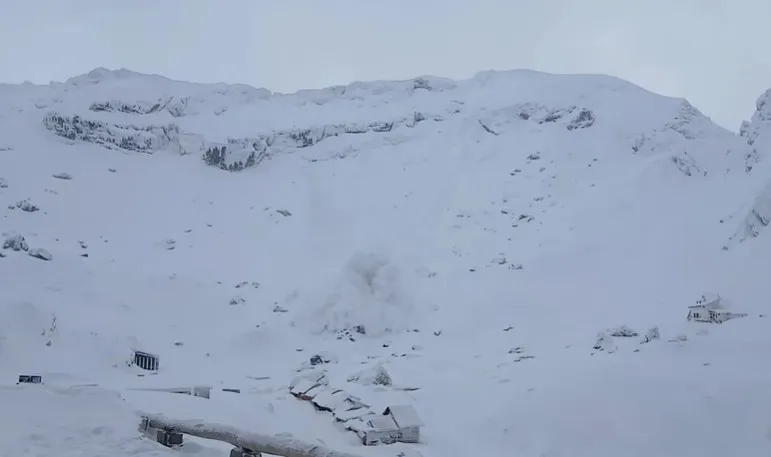 avalansa-de-proportii-la-balea-lac!-doi-schiori-au-declansat-accidental-masa-de-zapada