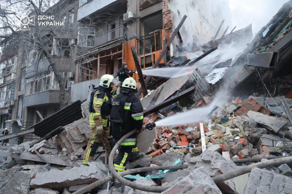 (video)-atac-cu-rachete-la-harkov:-bloc-distrus,-doua-persoane-ucise-si-zeci-de-raniti