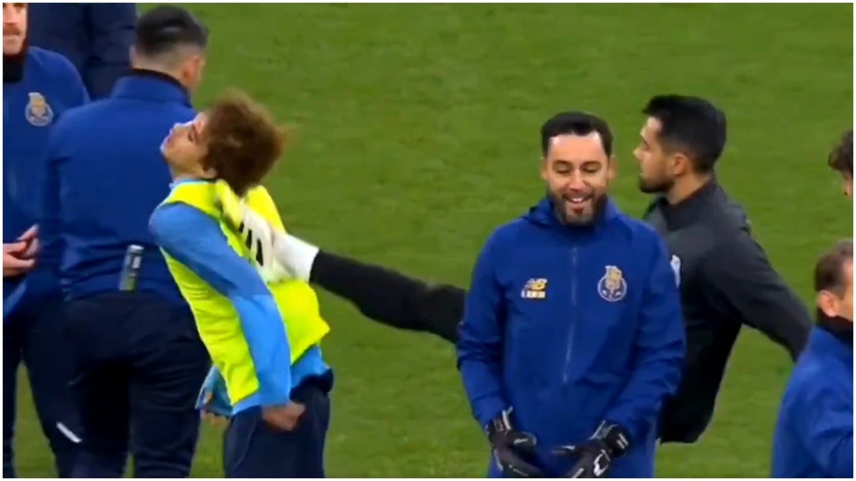 scandal-monstru-la-o-echipa-de-top-din-europa!-vedeta-si-a-lovit-din-senin-un-coechipier-cu-piciorul-in-spate.-video