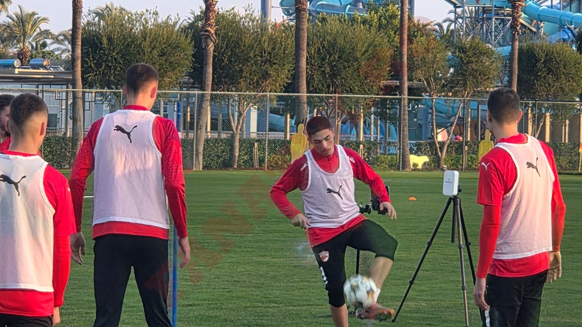 primele-poze-cu-liam-eissat-in-echipamentul-lui-dinamo!-fratele-internationalului-roman,-testat-de-kopic-in-antalya.-foto-si-video