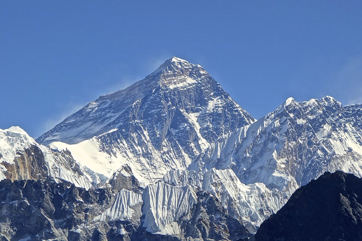 cat-costa-sa-urci-pe-everest-in-2026?-nepalul-majoreaza-taxele-pentru-straini-si-impune-reguli-mai-stricte-pentru-protejarea-mediului